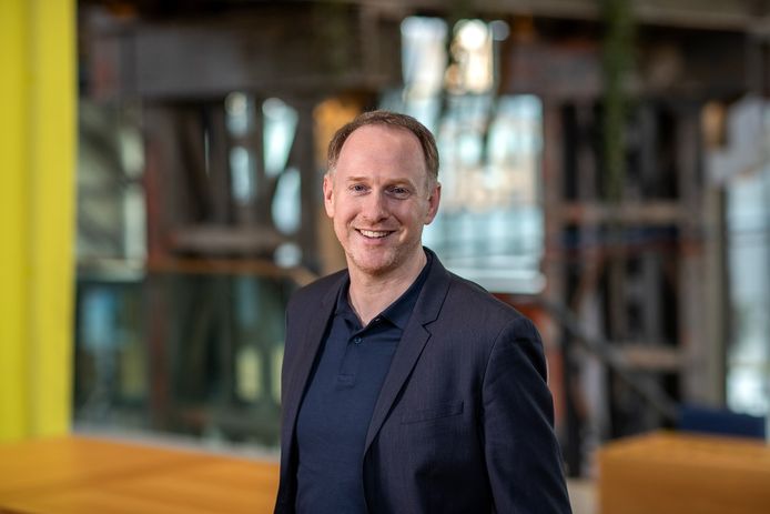 Bas van der Pol in de LocHal, hij vervulde een sleutelrol in de realisatie van de prijzen pakkende bieb in de Spoorzone. Nu is hij beoogd wethouder.