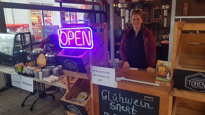 Steffie Olijslagers bij de ‘take away’ van lunchcafé Toren4 in Sint-Michielsgestel.