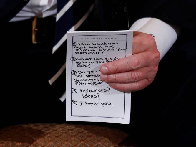 Spiekbriefje van Trump herinnert hem eraan dat hij empathisch moet zijn