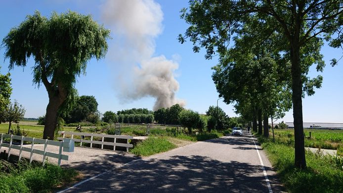 In de wijde omtrek is de rook van de brand in Linschoten goed te zien.