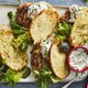 Snel op tafel én lekker: Naan met kalkoen­burger & munt-raita