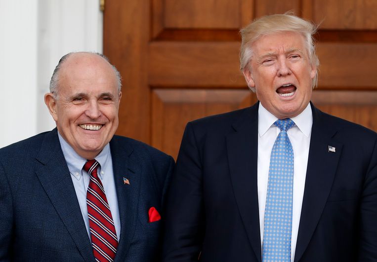 Giuliani en Trump in “betere tijden”, kort nadat Trump tot president verkozen werd in november 2016. Beeld 