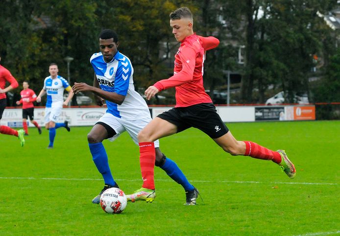 Rick Verloop haalt uit namens De Zwerver. Links Shujendy Martis van Drechtstreek.
