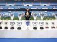 Karim Benzema met de 25 prijzen die hij won als speler van Real Madrid.