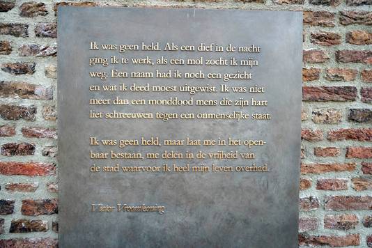 Het gedicht van Victor Vroomkoning op de muur bij het herdenkingsmonument voor omgekomen verzetsmensen.