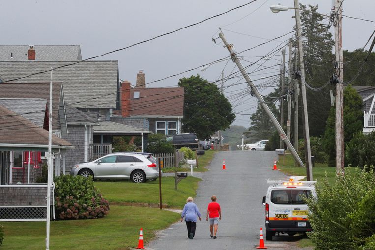 Een elektriciteitspaal is beschadigd in South Kingstown, Rhode Island, in de VS, na doortocht van tropische storm Henri.  Beeld REUTERS