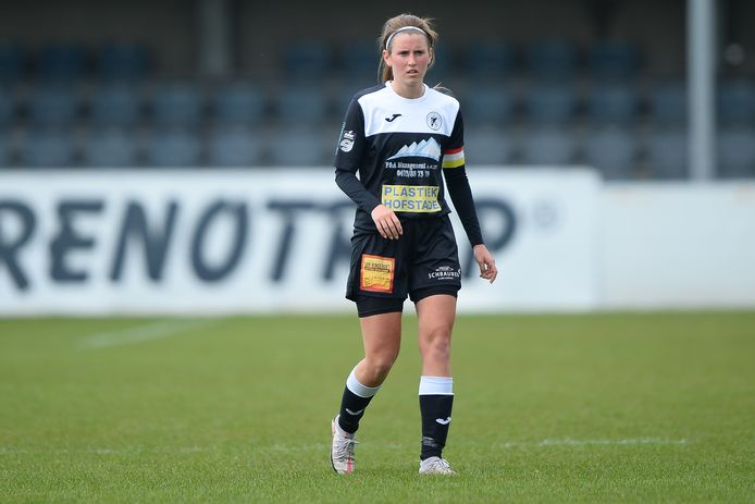 Chloë Van Mingeroet zet haar scheidsrechtersloopbaan in de Super League on hold omdat ze nog te veel plezier aan het voetbal beleeft.