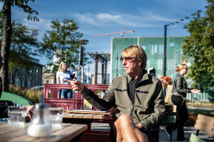 Met Aad de Mos op het terras in Eindhoven. ,,Ik heb een heel relaxed leven.''