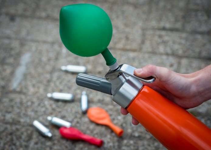Een ballonnetje wordt gevuld met lachgas.