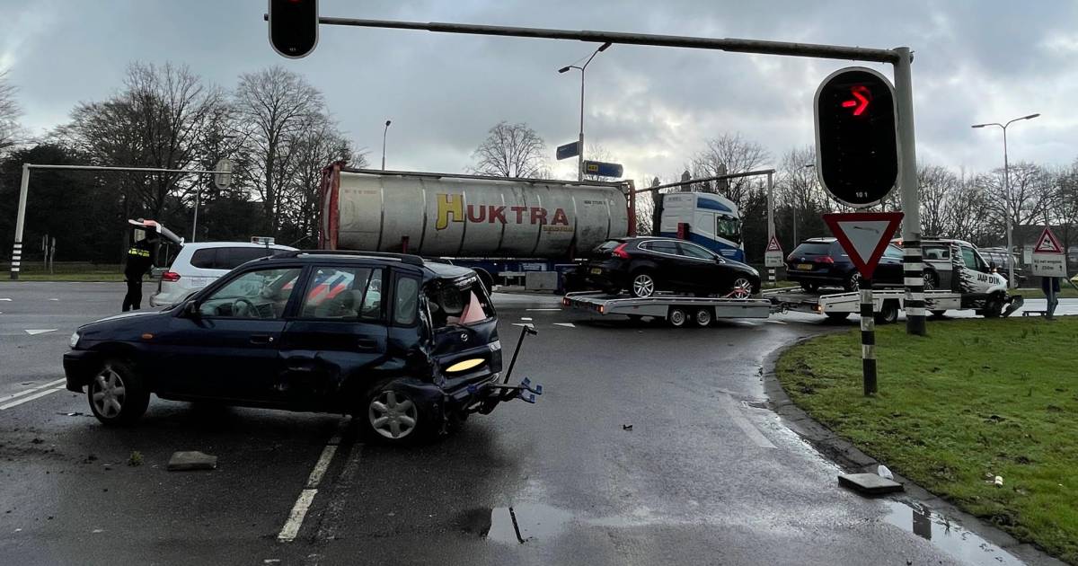 Druk kruispunt in Helvoirt een uur lang dicht door ongeluk.