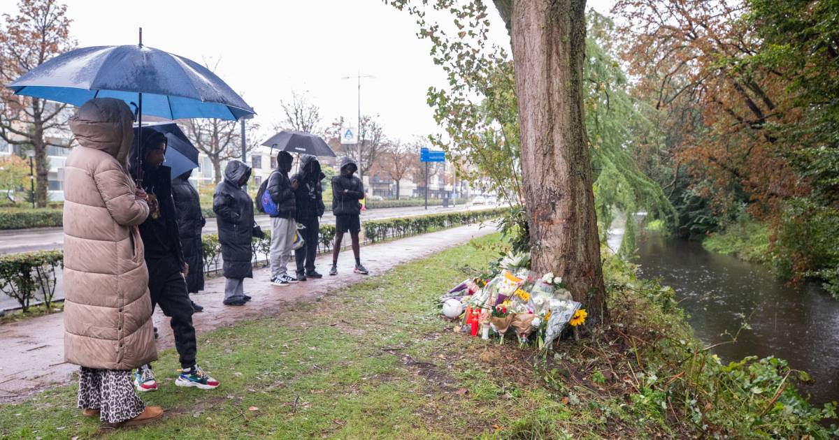 Amersfoort treurt na ongeluk waarbij drie jonge vrienden overleden: ‘Die boom blijft lang bekend, vrees ik’.
