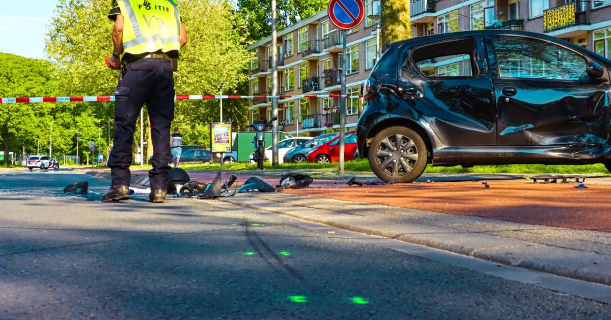 Motorrijder gewond bij ernstige aanrijding in Enschede, weg volledig afgesloten.