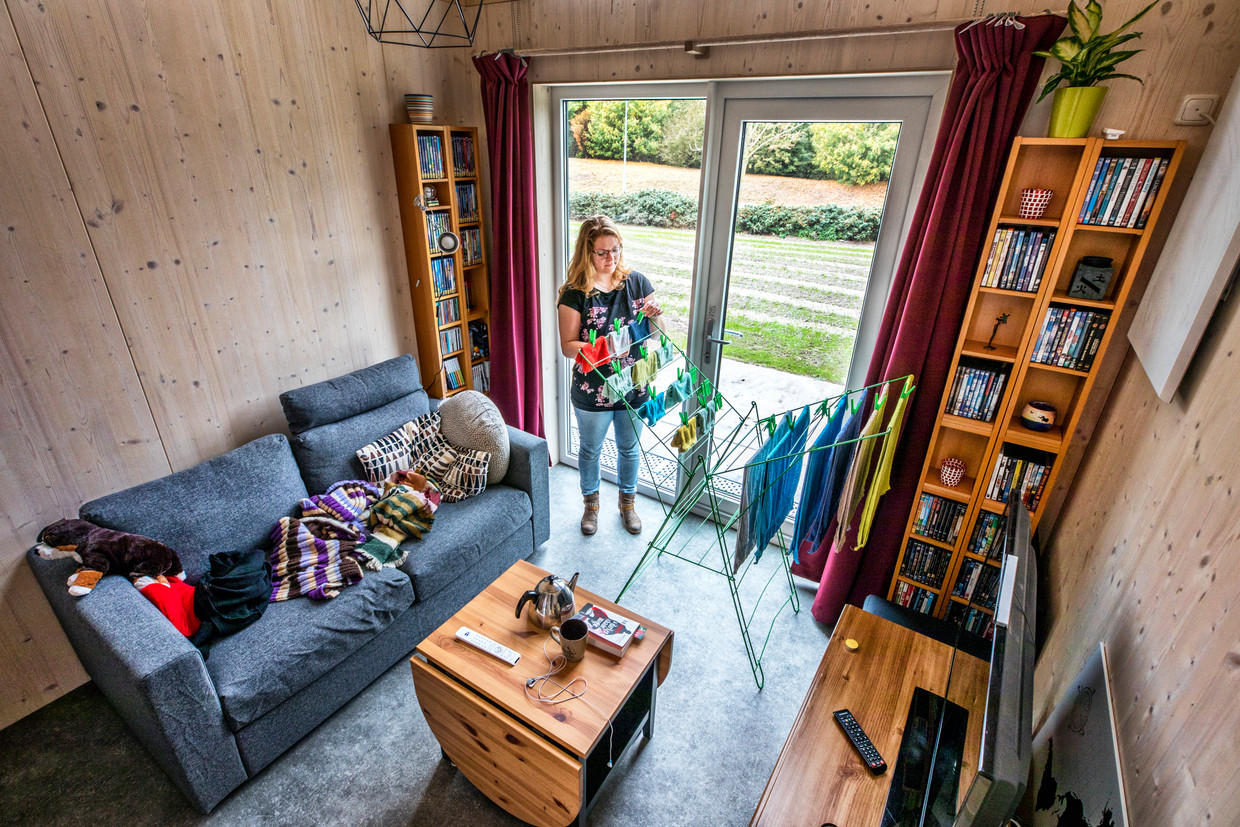Judith van den Berg woont in een microwoning in Nijkerk. Beeld Raymond Rutting / de Volkskrant