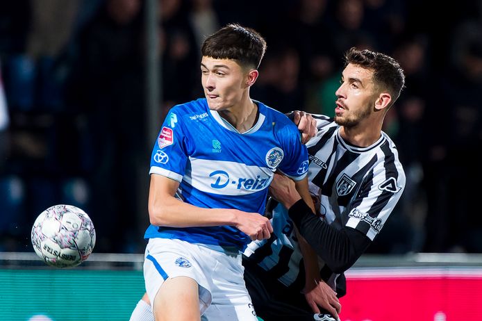 Ryan Leijten (links) eerder dit seizoen in duel met Sven Sonnenberg van Heracles.