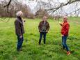 Henk van den Berg, Nico Aaldering en Bart Nijs op het weiland waar de optredens van De Veldschuur zullen komen. Op de achtergrond is het gebouw De Veldschuur zichtbaar.