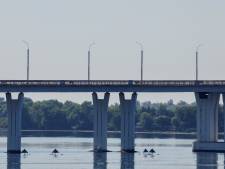 L'Ukraine frappe un important pont de Kherson: “Apprendre à nager ou quitter la ville”