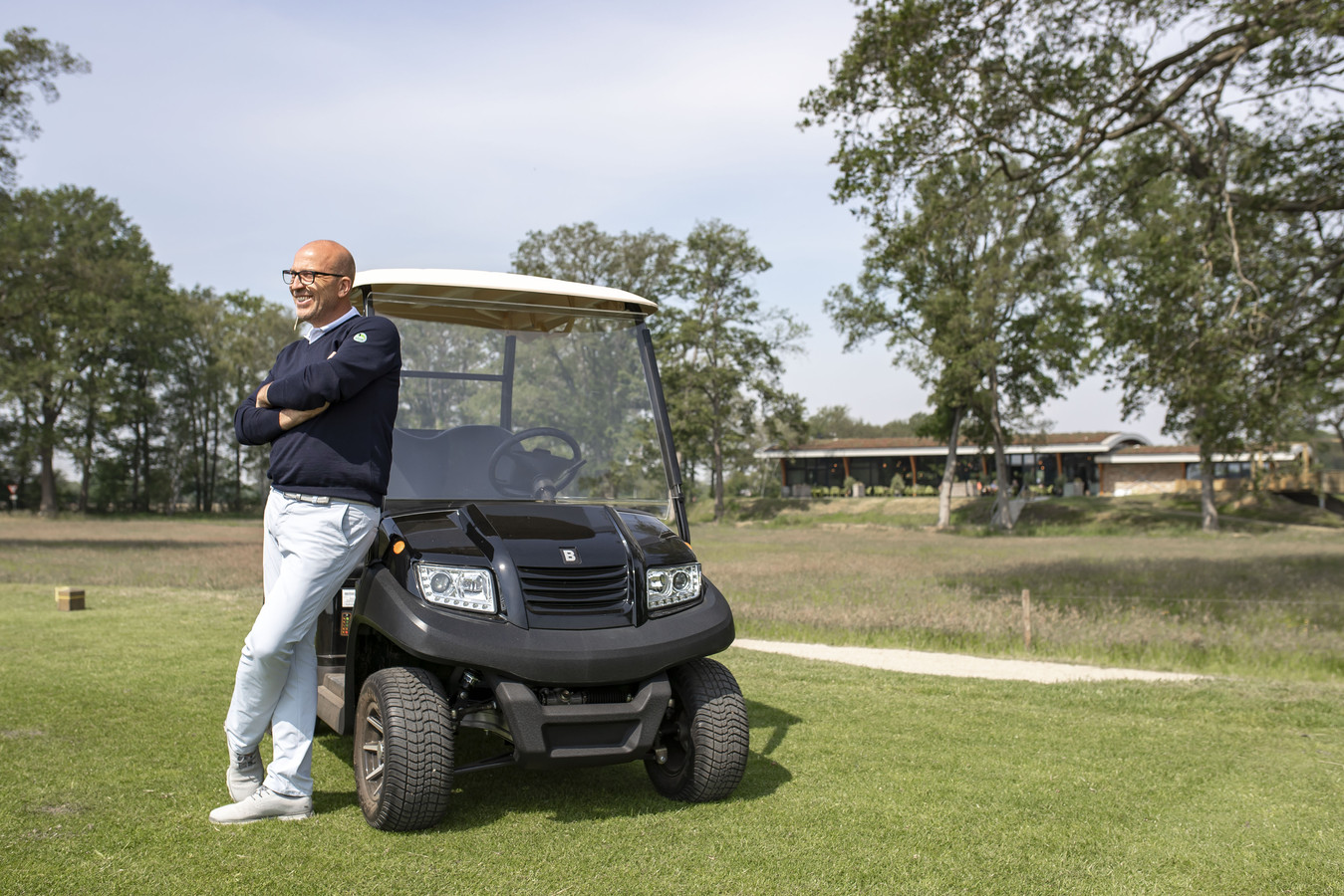 Frank Agterbos op de golfbaan in Zenderen, met op de achtergrond het restaurant en terras dat nu definitief ruimere horecamogelijkheden krijgt.