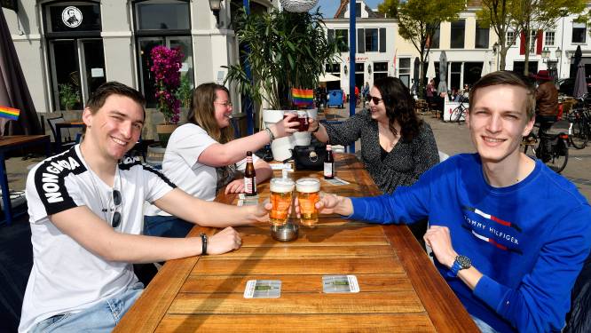 Amersfoort viert heropening van de terrassen: ‘Spannend! Net alsof we op schoolreisje zijn’