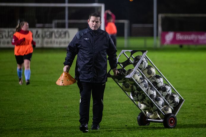 Trainer Herman Harleman gisteravond bij SV Epse: ,,We werken nu aan het duurvermogen, iets wat je normaal gesproken in deze periode niet doet.''
