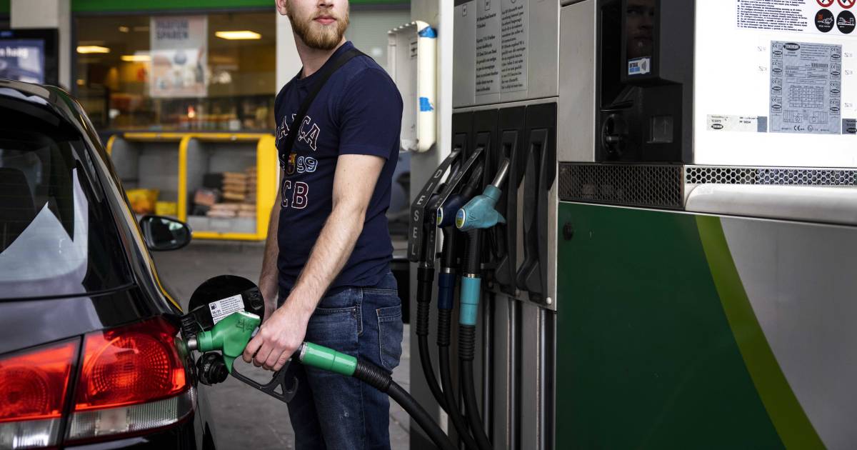 Benzineprijs op halve cent na weer net zo hoog als voor de accijnsverlaging, ‘voordeel’ tenietgedaan