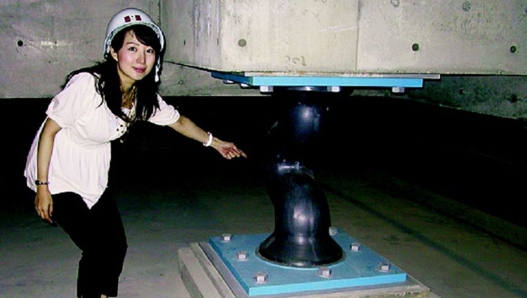 De Japanse bouwwereld hanteert een speciale aardbevingsbestendige techniek: grote gebouwen worden ongevoelig voor aardschokken door het aanbrengen van zachte, S-vormige of spiraalvormige stootkussens. Beeld 
