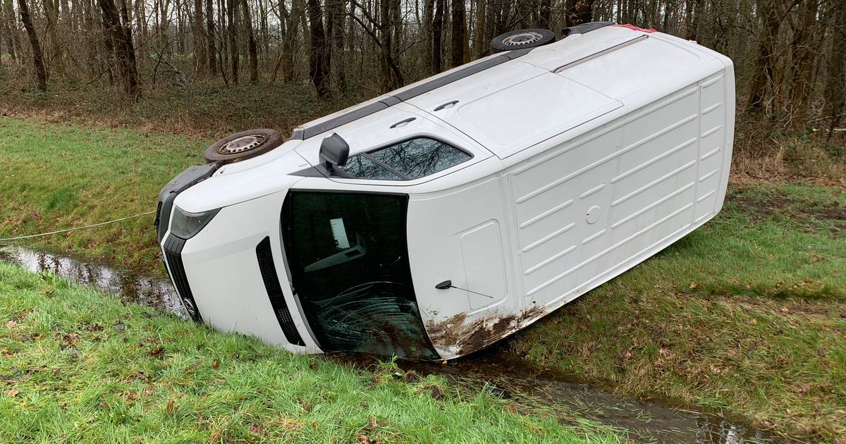 Busje in de sloot bij ongeluk op A50 bij Epe, weg deels afgesloten.
