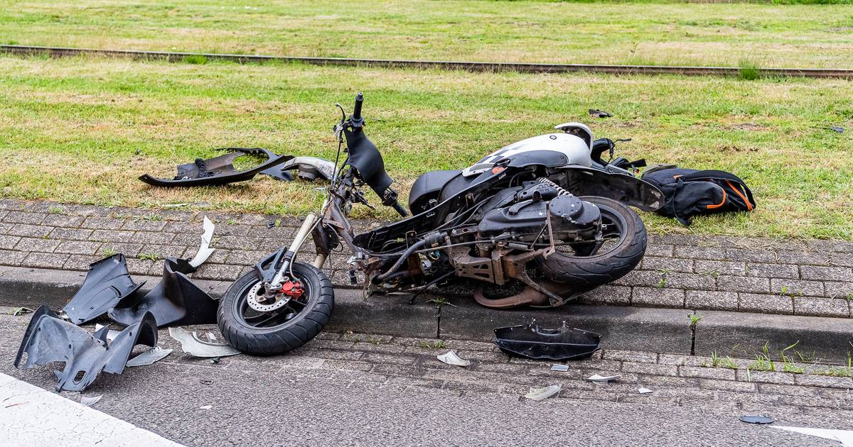 Scooterrijder gewond bij botsing met auto in Tilburg.