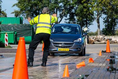 Jonge bestuurders krijgen nuttige tips op praktijkdag in Elst: ‘Niet gedacht dat je zo laat tot stil