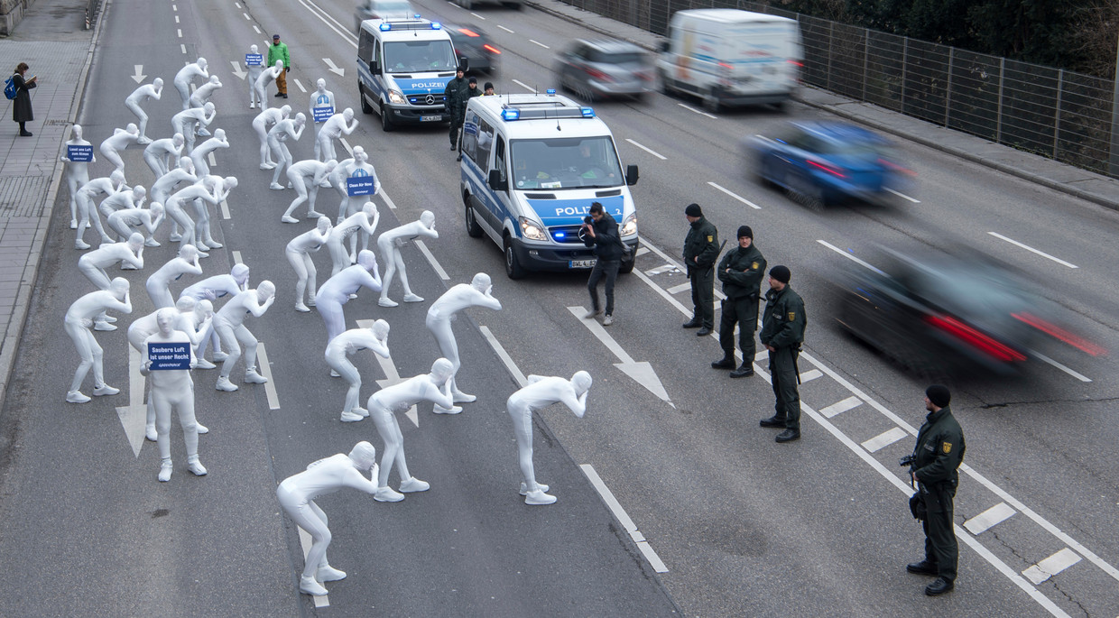 Greenpeace-activisten voerden op 19 februari actie op de snelweg bij Stuttgart tegen luchtvervuiling door dieselauto's. Beeld AP