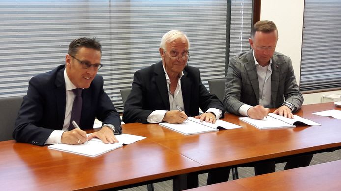 Burgemeester Frank van der Meijden, Joop Spek (voorzitter Centramanagement Laarbeek) en Rico van den Eijnde van Rialto ondertekenen de samenwerkingsovereenkomst.