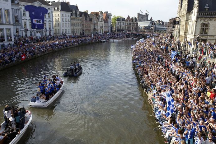 Het volk was massaal toegestroomd op de Gentse Graslei om de AA Gent-spelers te vieren.