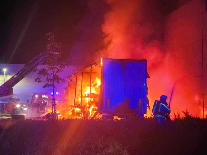 Vrachtwagen met karts uitgebrand in Erpe-Mere
