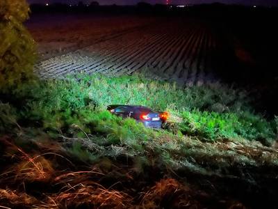 BMW flies over crash barriers and ends up in deep ditch next to E40 in Veurne