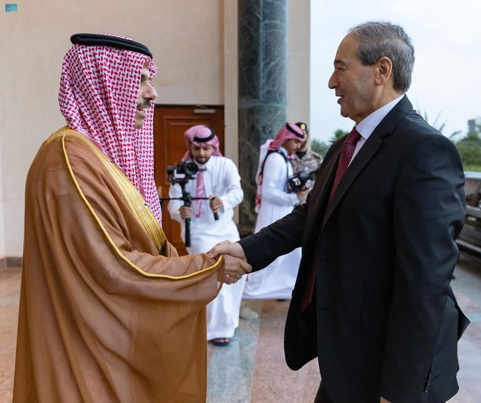 De Syrische buitenlandminister Faisal Mekdad (rechts) heeft woensdag Saoedi-Arabië bezocht en zijn ambtsgenoot Faisal bin Farhan ontmoet.