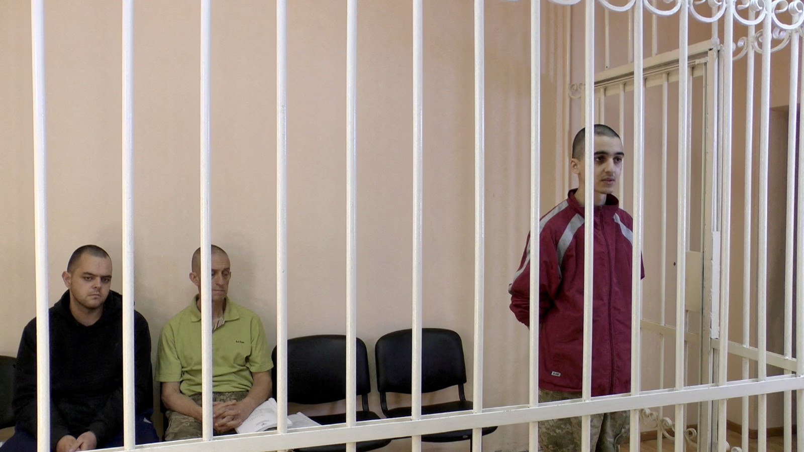 Brahim Saadoun (rechts) tijdens het proces in Donetsk, links de Britten Aiden Aslin en Shaun Pinner.