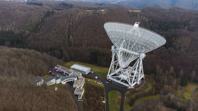 De radiotelescoop in het Duitse Effelsberg speelde een hoofdrol bij het bestuderen van de mysterieuze kosmische wolk waterstofgas. Beeld ANP 