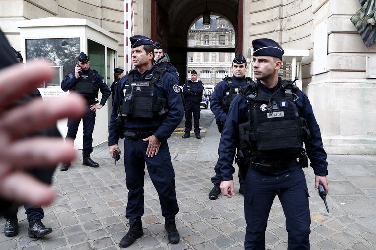 Veiligheidstroepen schermen donderdag het hoofdkantoor van de Parijse politie af na de aanslag.  Beeld EPA