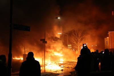 Rechter veroordeelt onruststokers jaarwisseling Veen tot werkstraffen voor autobranden