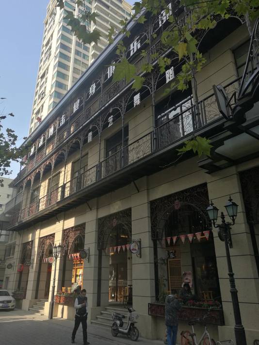 Op het eerste zicht lijkt Tapz op een typisch gebouw uit de French Quarter in New Orleans, maar het ligt wel degelijk in de Chinese miljoenenstad Wuhan.
