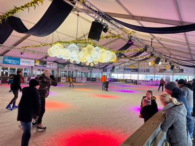 Tijdelijke indoor ijsbaan in Milheeze