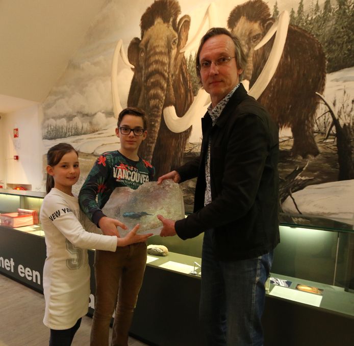 Kees Moeliker van het Natuurhistorisch Museum Rotterdam neemt de ijsvogel in ontvangst.