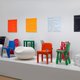 Hink-stap-springend langs de prachtcollectie meubels in het Stedelijk Museum