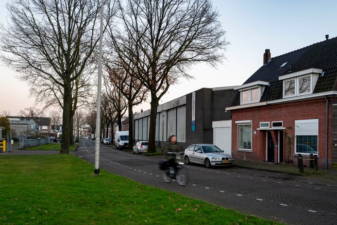 Op industrieterrein Loven staan woningen en bedrijfspanden door elkaar, zoals hier aan de Kapitein Nemostraat. Bewoners willen dat de gemeente de balans tussen wonen en werken bewaakt.