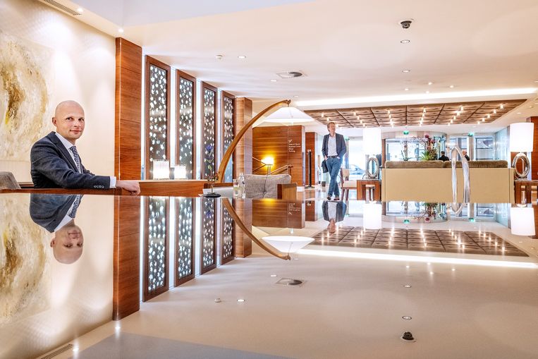 General manager Michiel Roelfsema in de lobby van het Okura Hotel. ‘Op de terugkeer van de massatoerist zit niemand te wachten’.  Beeld Patrick Post