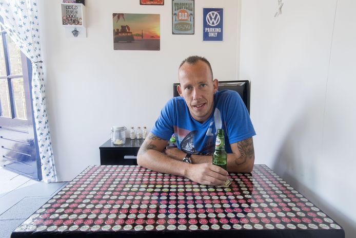 Bierdopjes weggooien? Martin uit Rijssen maakte er deze tafel van