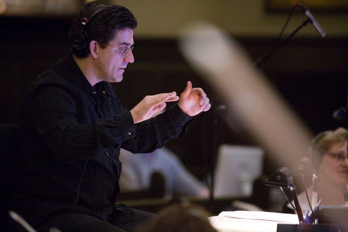 Dirk Brossé aan het werk: "Op vier, vijf seconden kon hij op enkele noten een thema maken dat in je oor kruipt en je nooit meer loslaat. Dat is de kunst van alle grote componisten."