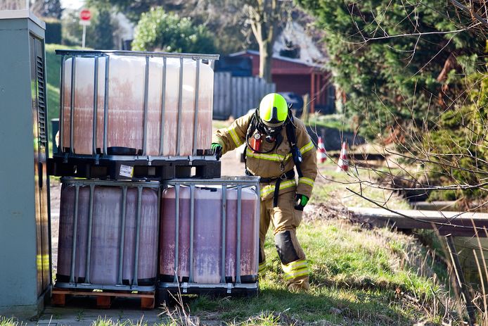 De brandweer onderzocht de vaten.