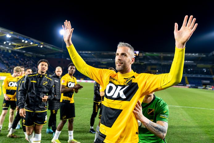 Ralf Seuntjens bedankt het Bredase publiek na zijn afscheidswedstrijd tegen De Graafschap waarin hij de 2-0 voor zijn rekening nam.