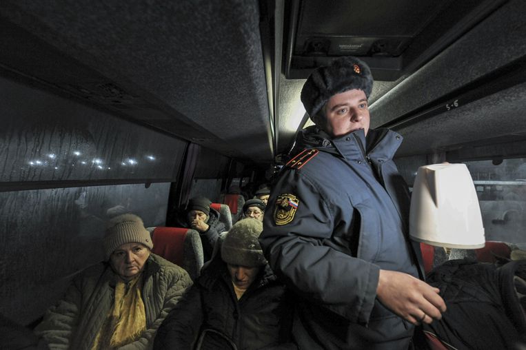 Oekraïners uit Marieopol worden half maart met de bus naar Rusland geëvacueerd. Beeld  Arkady Budnitsky / EPA