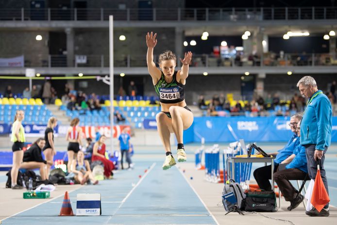 Laura Ooghe werd Vlaams kampioene verspringen met een sprong van 6m13, wat een nieuw Belgisch scholierenrecord betekende.